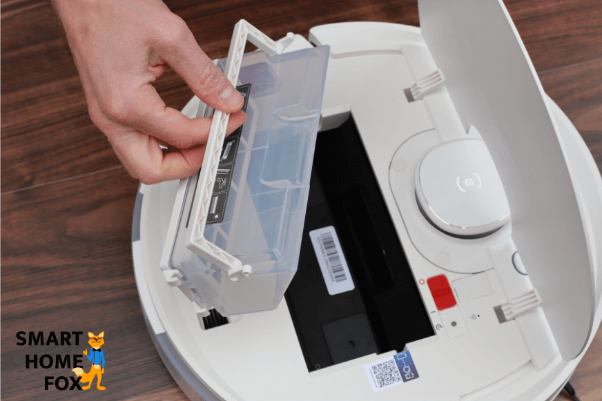 Der Staubbehälter des Ecovacs Deebot T9 wird mit Hilfe eines Tragegriffs herausgenommen